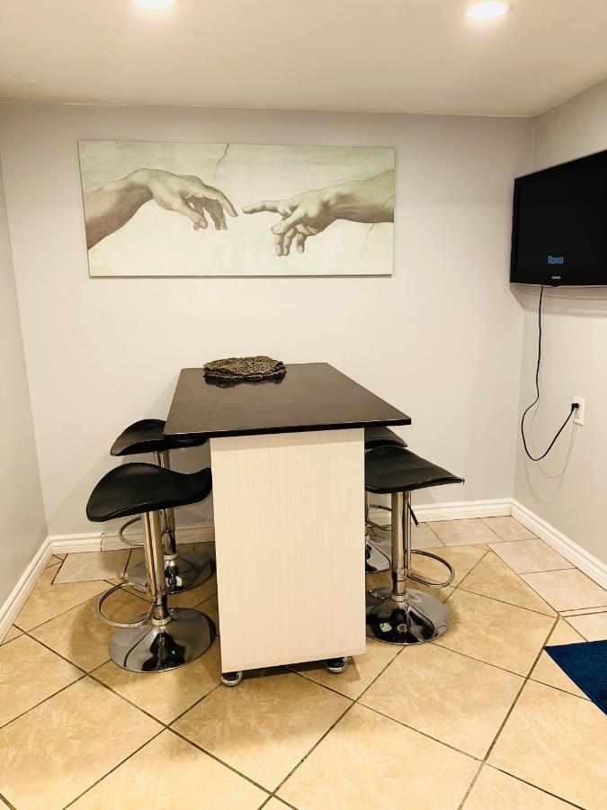 Deluxe Double Room Ii- Hazel Stays Mississauga Exterior photo