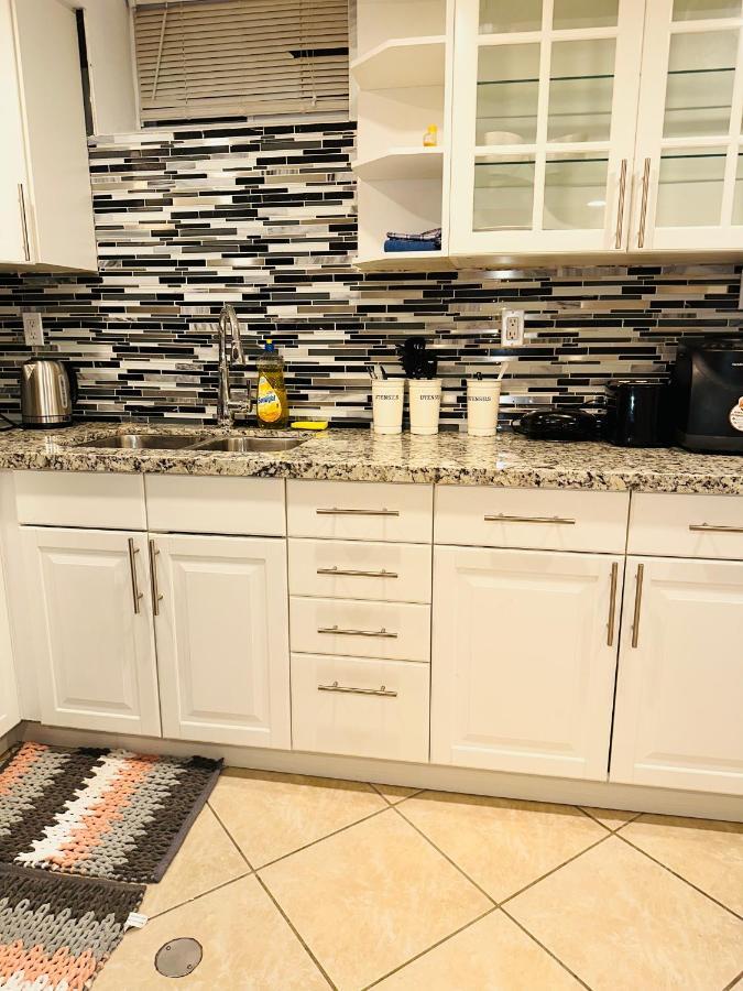 Deluxe Double Room Ii- Hazel Stays Mississauga Exterior photo